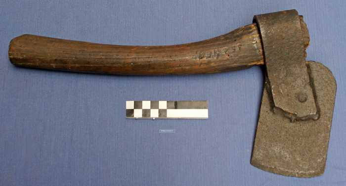 Bijl met houten steel