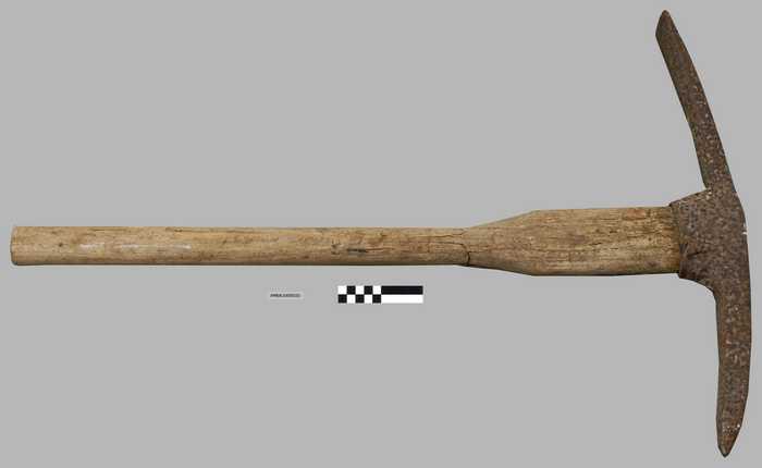 Houweel met houten steel