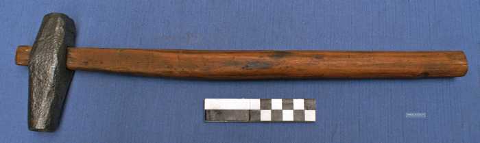 Hamer met houten handvat