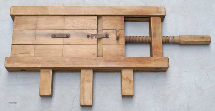 Grote spanvijs van een meubelmaker