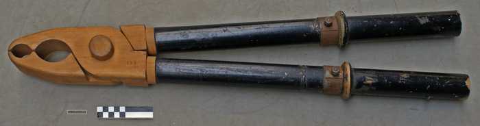 Houten tang voor werken aan de elektriciteit