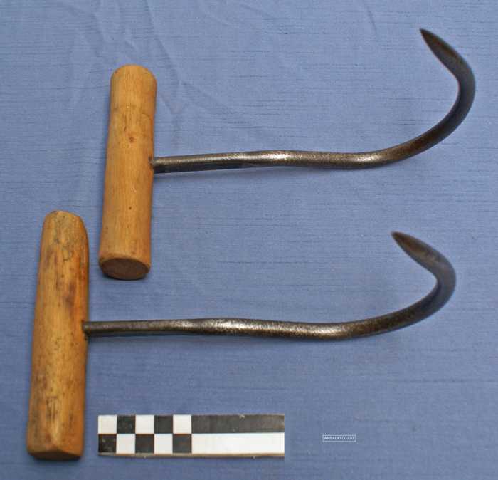 Set van twee stroodekkershaken met houten handvat