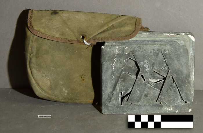 Lederen tasje mat 18 spuitsjablonen (letters en cijfers) van vroegere badkarhouders