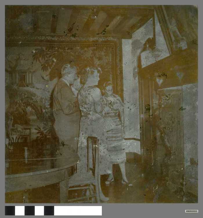 Drukplaat: Mevrouw de Barones Snoy geeft een rondleiding in de villa 'Le Vieux Moulin' aan de Italiaanse regisseur Vittorio de Sicca en zijn vrouw