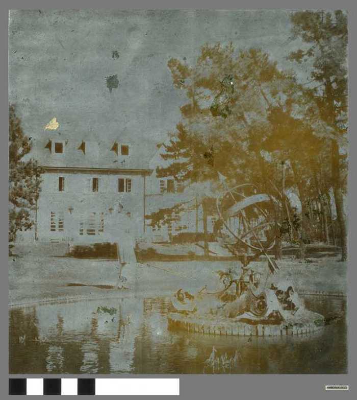 Drukplaat: Vrouw aan het dromen voor het clubhuis van de Golf