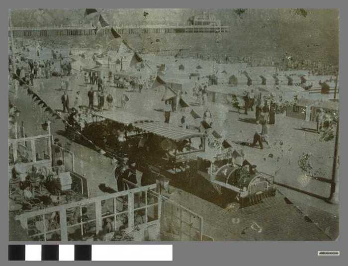 Drukplaat: Toeristisch treintje op de dijk van Blankenberge