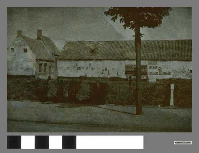 Drukplaat: Den oude 'Brugschen Kom' te Koolkerke. die nu afgebroken wordt. Tussen de haag en de schuur liep de Sluise Vaart.