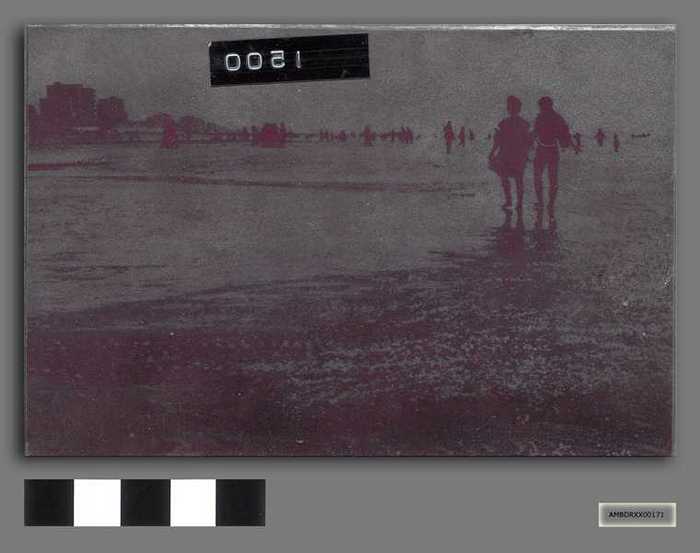 Drukplaat: Badgasten bij laag water