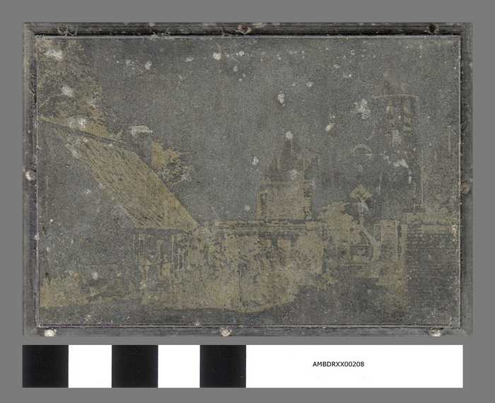 Rastercliché: De Kerk met ouderwets huisje, dat één eeuw geleden tot dorpsschool diende