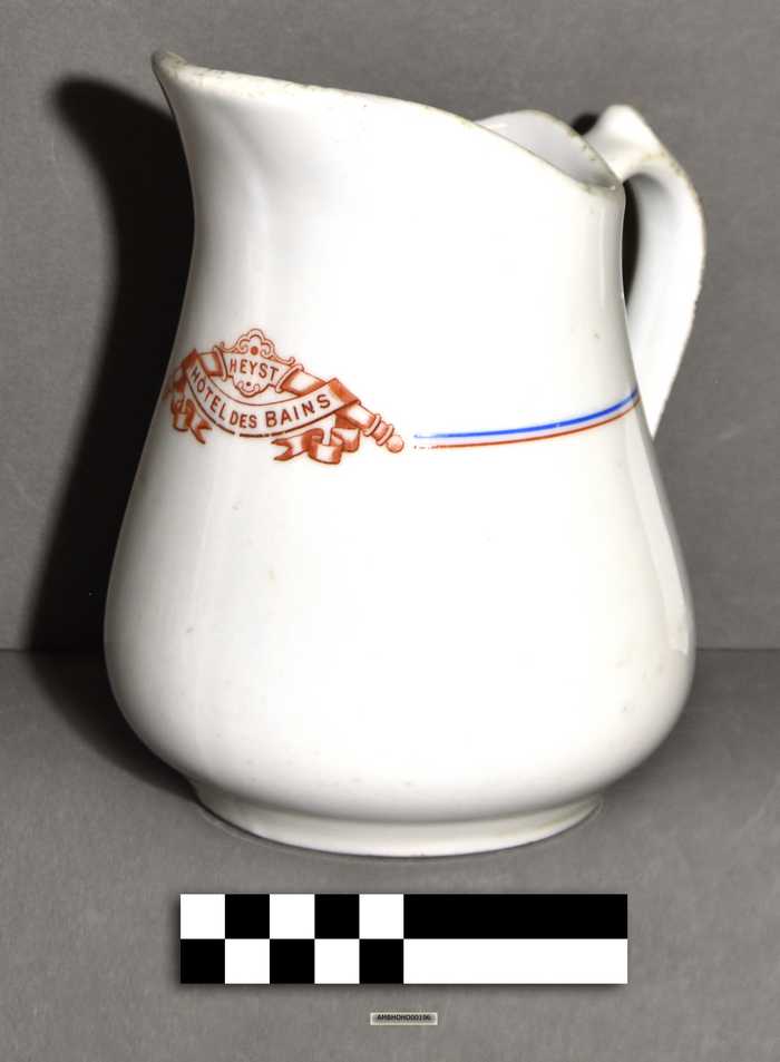 Porseleinen waterkan uit Hotel des Bains - Heyst