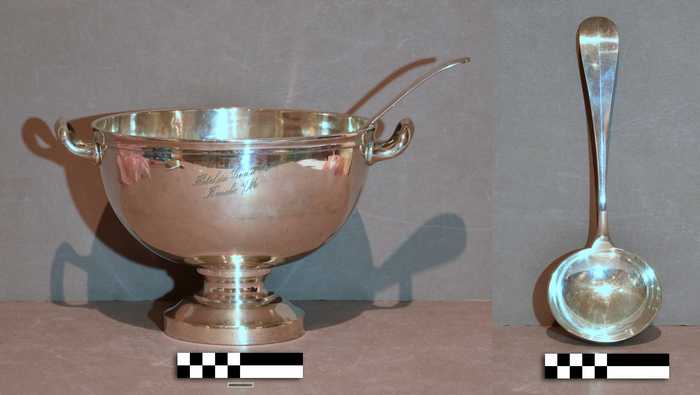 Verzilverde soepkom met pollepel - Hôtel du Lion d'Or