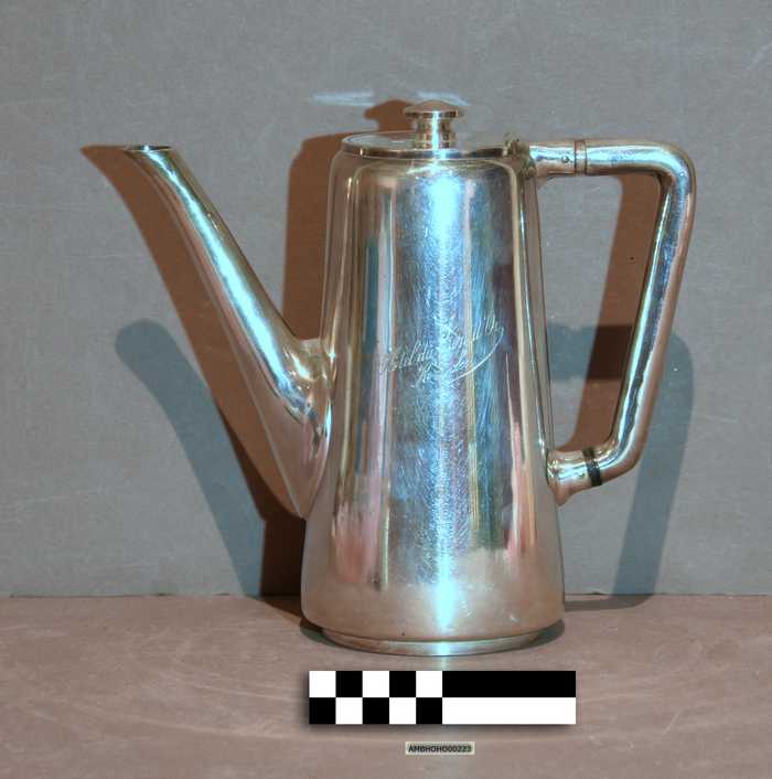 Zilveren koffiekan met deksel - Hôtel du Lion d'Or