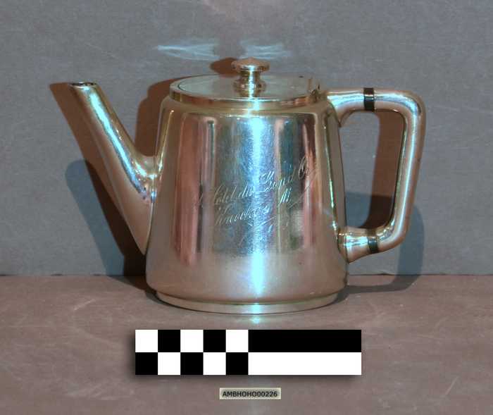 Kleine verzilverde koffiekan met deksel - Hôtel du Lion d'Or