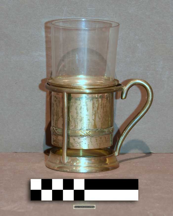 Glaasje in metalen onderstel (vermoedelijk uit Hôtel du Lion d'Or)