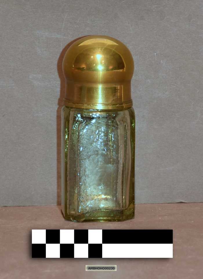 Glazen karafje met goudkleurige dop (vermoedelijk van Hôtel du Lion d'Or)