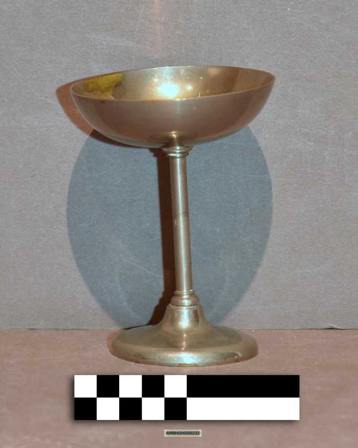 Verzilverd schoteltje met hoge voet - Hôtel du Lion d'Or