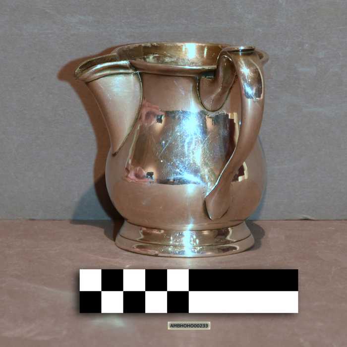 Klein verzilverd kannetje met oor - Hôtel du Lion d'Or