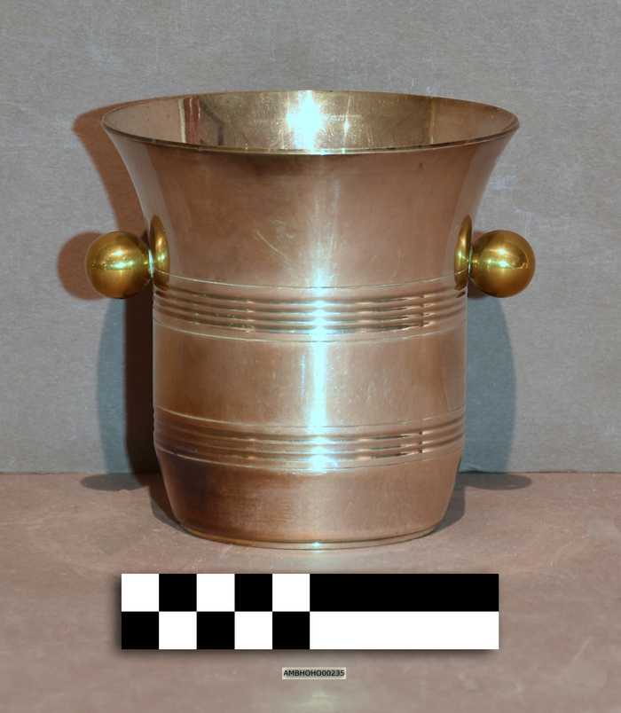 Verzilverde beker met handvaatjes - Hôtel du Lion d'Or