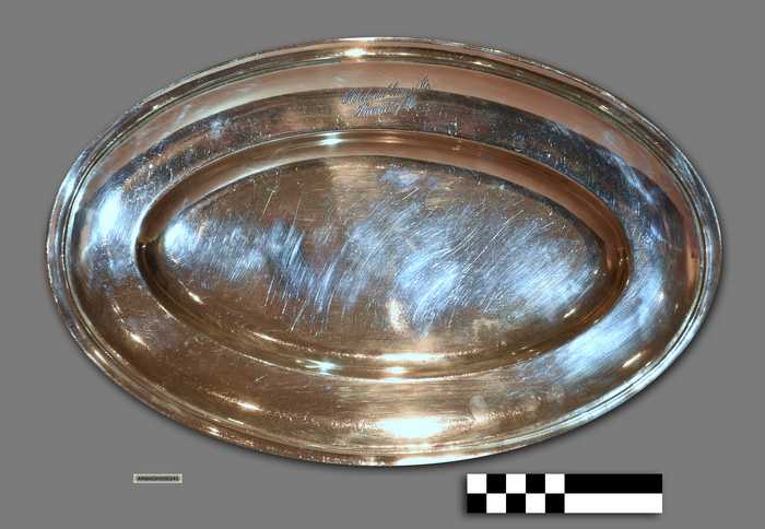 Verzilverde ovalen opdienschaal - Hôtel du Lion d'Or