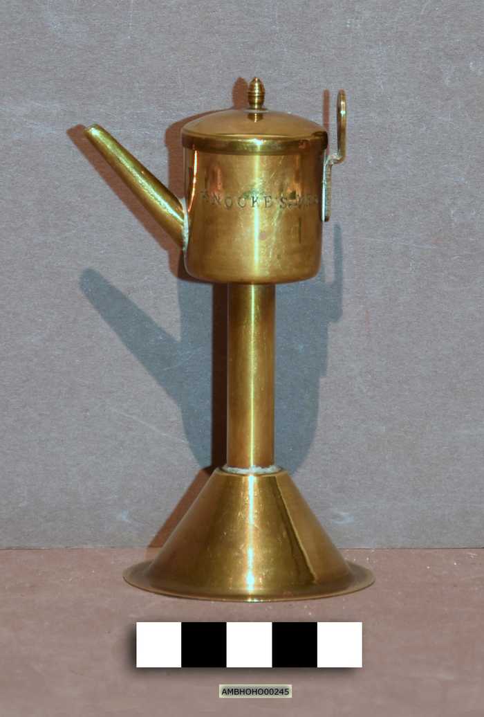 Klein koperen kannetje met deksel op voet - Hôtel du Lion d'Or