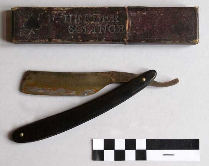 Open scheermes in kartonnen etui