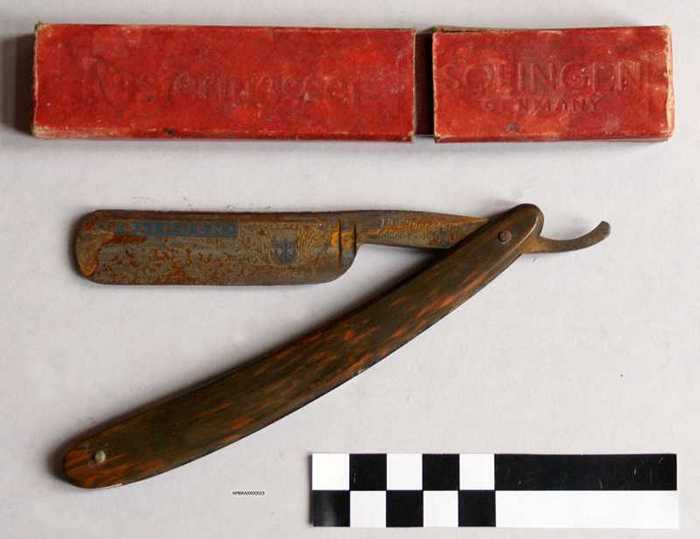 Scheermes in kartonnen etui