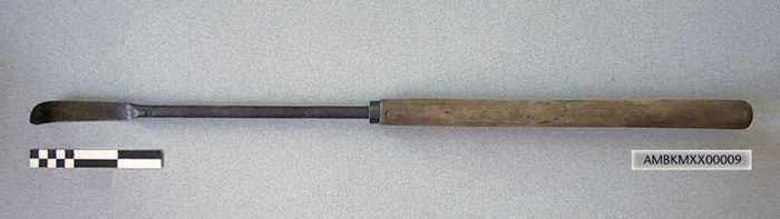 Teenmes met houten steel