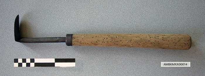 Hielmes met houten steel