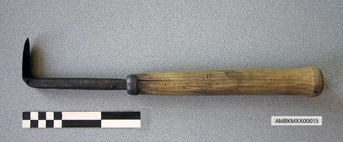 Hielmes met houten steel