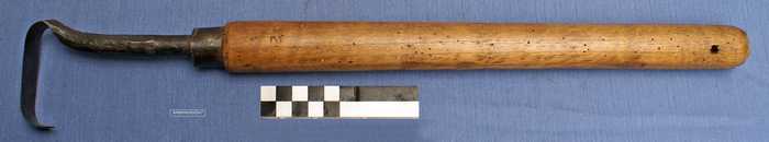 Hielmes met houten steel