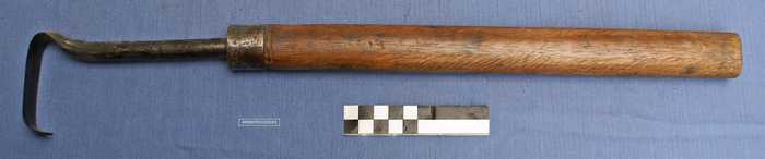 Hielmes met houten steel