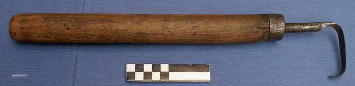 Hielmes met houten steel