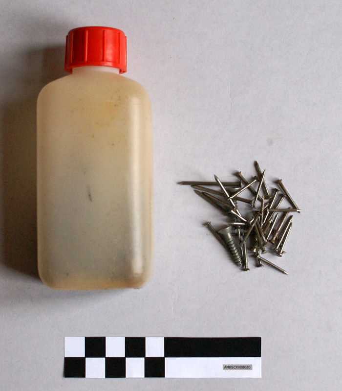 Plastic flacon met spijkers en schroeven