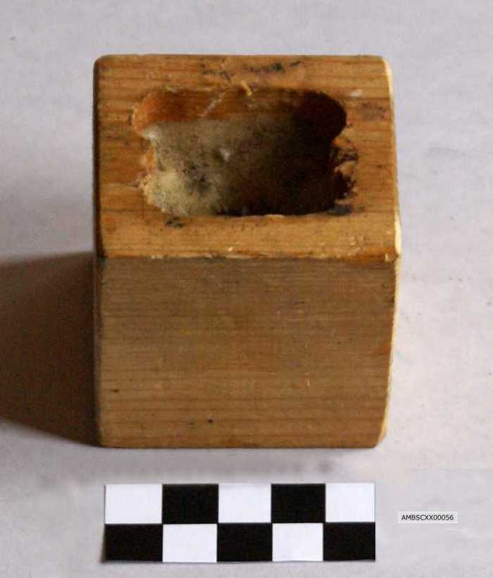 Houten blokje met bijenwas