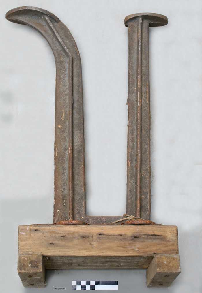 Dubbele ijzeren voet op houten blok