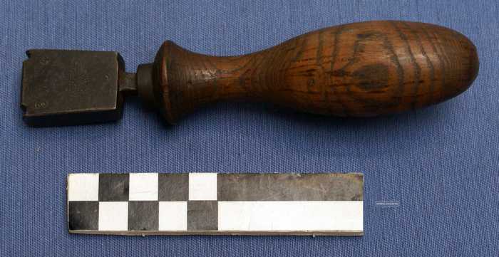 Kantijzer met houten handvat