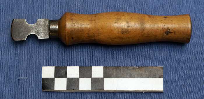 Kantijzer met houten handvat