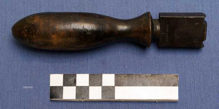 Kantijzer met houten handvat