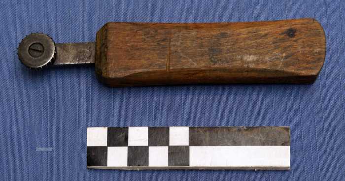 Randwieltje met houten handvat