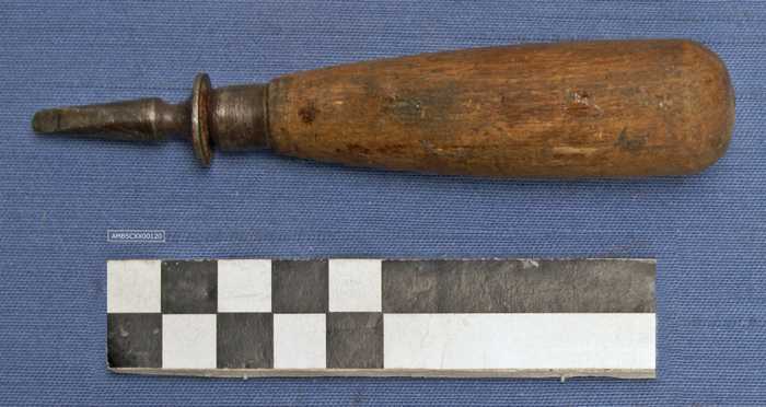 Platte stalen pin met houten handvat