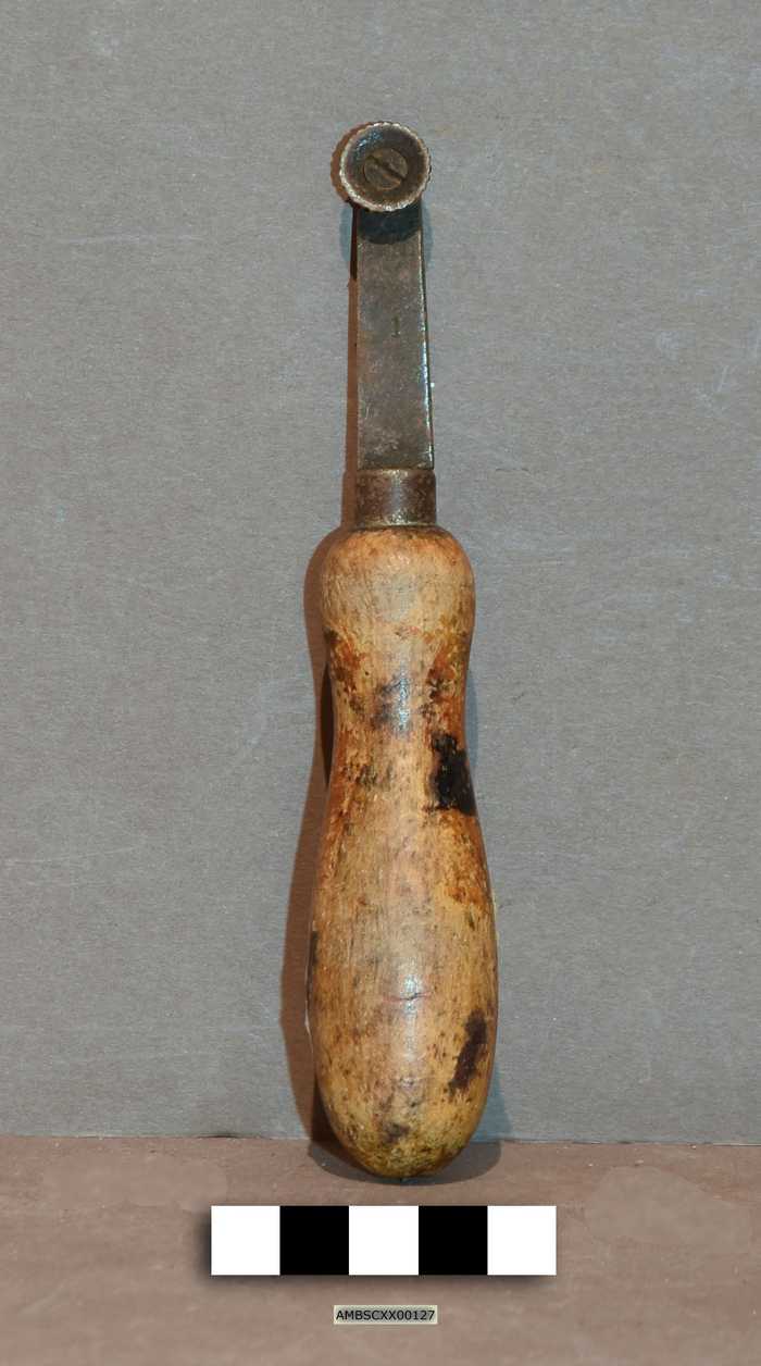 Randwieltje met houten handvat