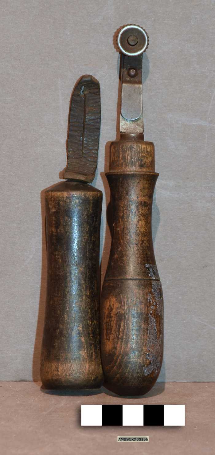 Randwieltje met houten handvat (+ 2 vervangende wieltjes in houder)