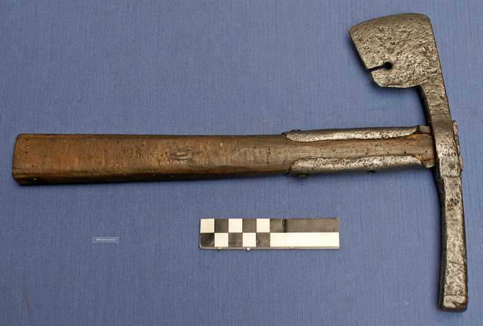 Scherphamer met houten steel