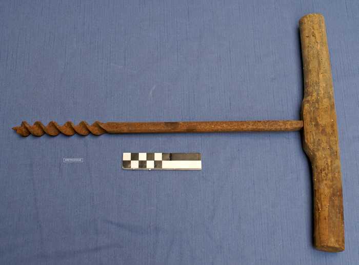 Handboor met houten handvat