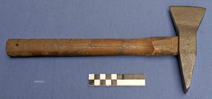 Hamer met houten steel