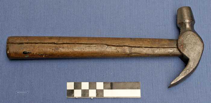 Klauwhamer met houten steel