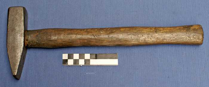 Hamer met houten steel