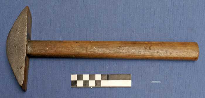 Hamer met houten steel