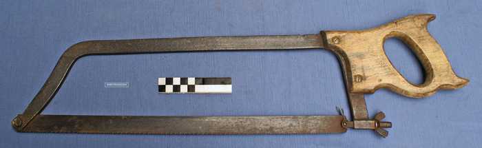 Metaalzaag met houten handvat