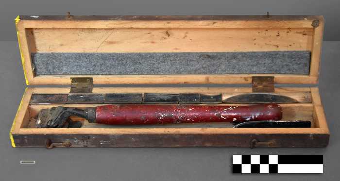 Houten doos met houtsnijgutsen